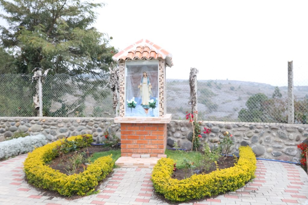 GRUTA DEL VIRGEN, CASA DE RETIROS ADVENIAT CUENCA ECUADOR